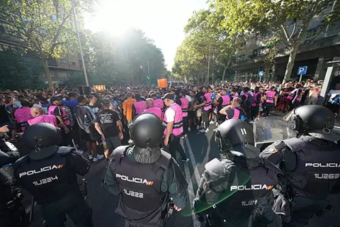 الشرطة تدخلت بقوة.. جماهير مارسيليا تثير الفوضى في مدريد